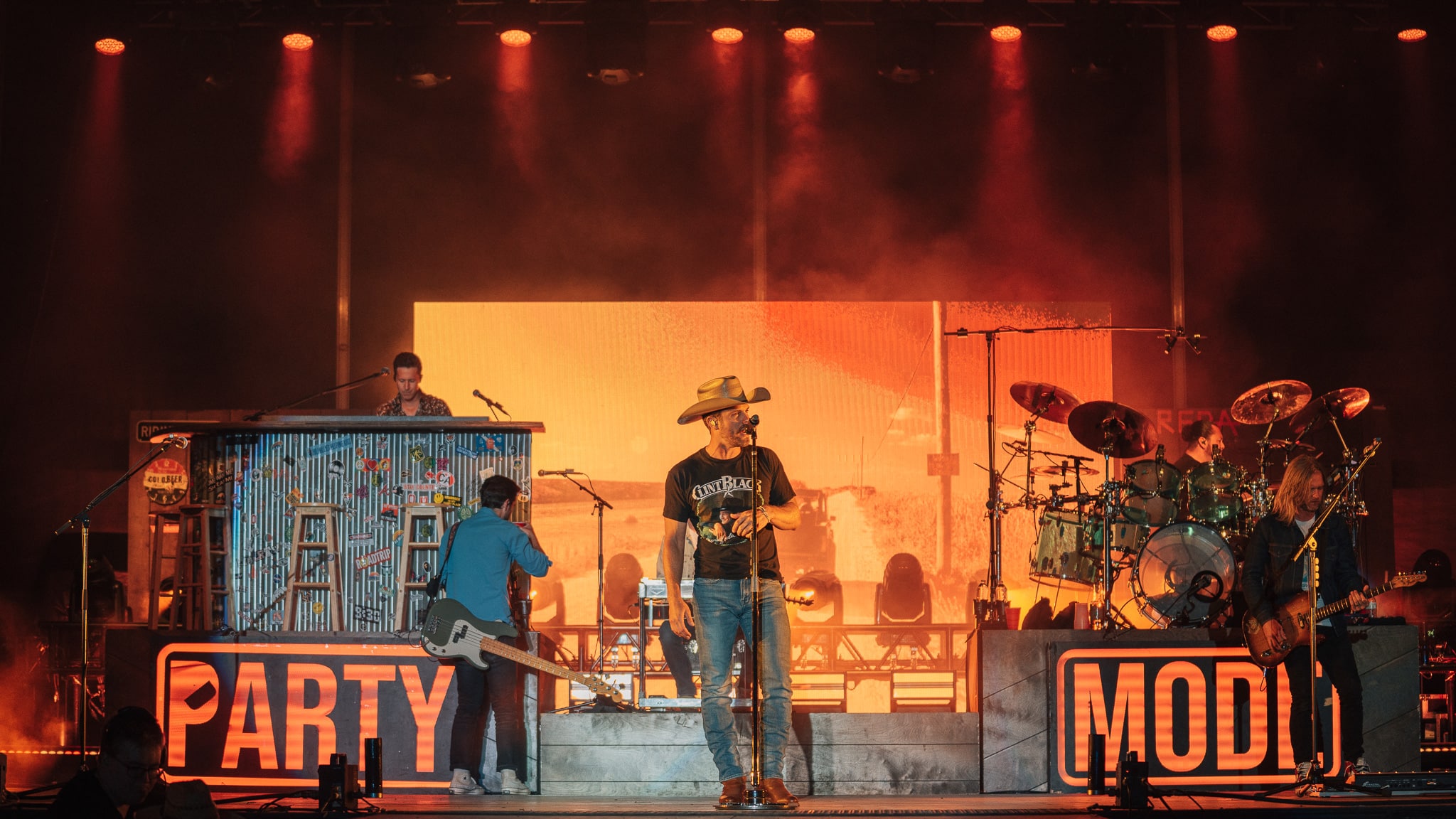 dustin lynch on stage at country boom in la crosse, wi